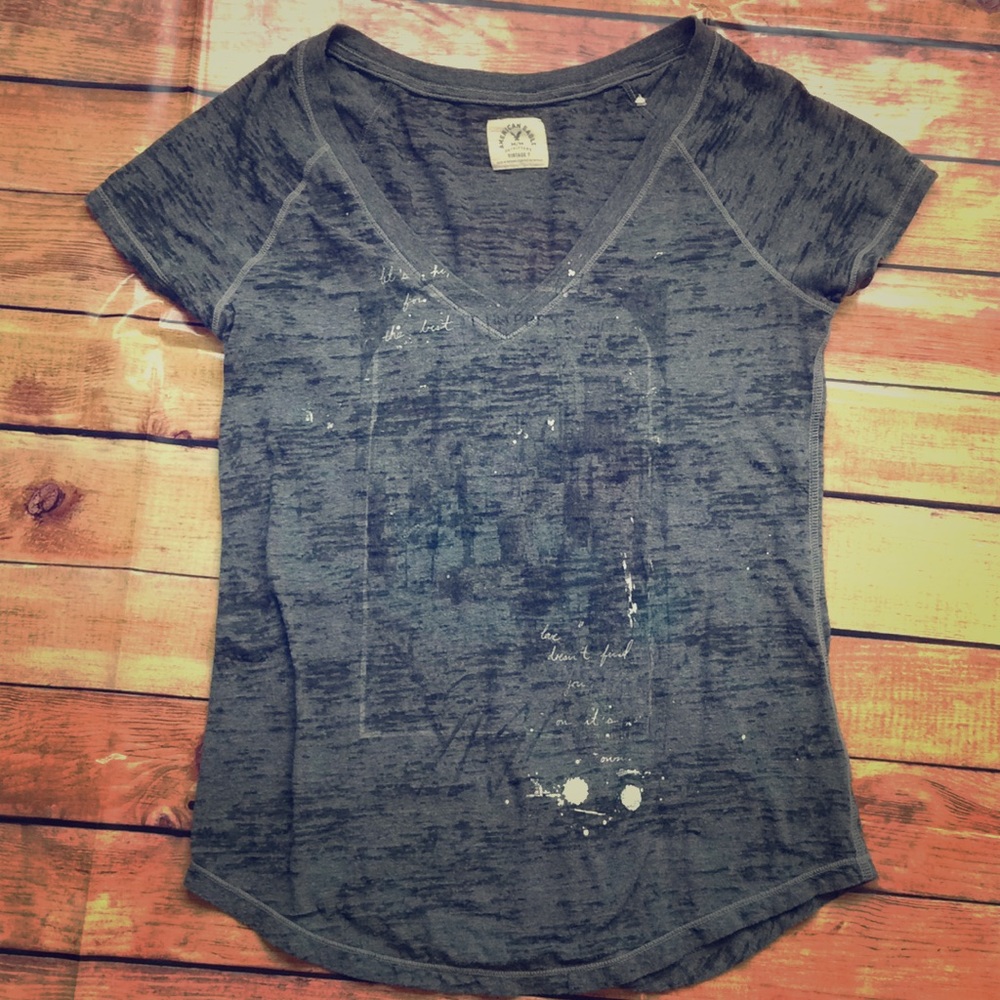 American Eagle V-neck Tee Medium